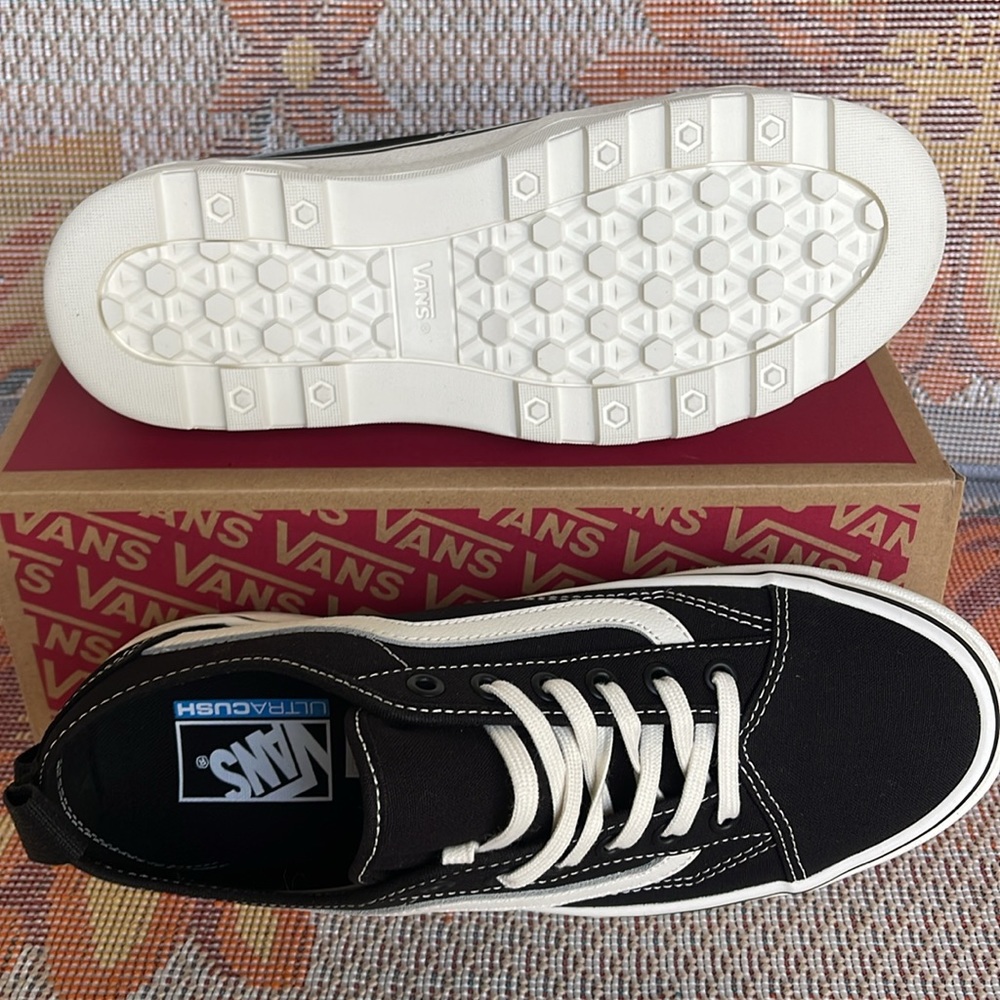 Vans WMNS Sentry Old Skool (Canvas) Black/Marshmallow
VN0A5KR3VQE
Sneakers - Picture 4 of 16